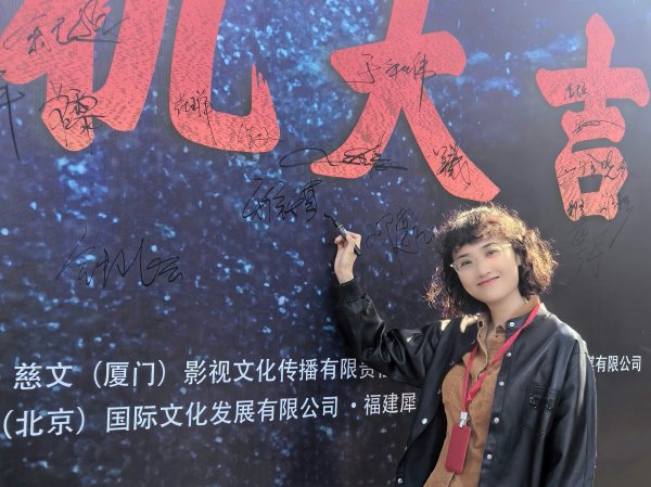 鼎豪投资 专访《沉默的荣耀》制片人栾雅琪：9万件道具6地取景，用“敬畏心”拍出“凡人英雄”｜封面深镜